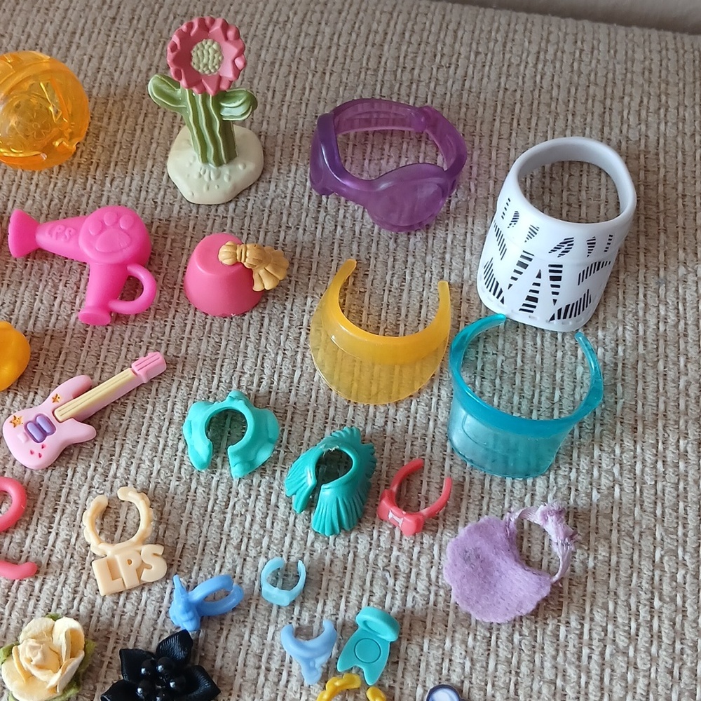 Small Assorted Littlest Pet Shop Accessories - Picture 2 of 5